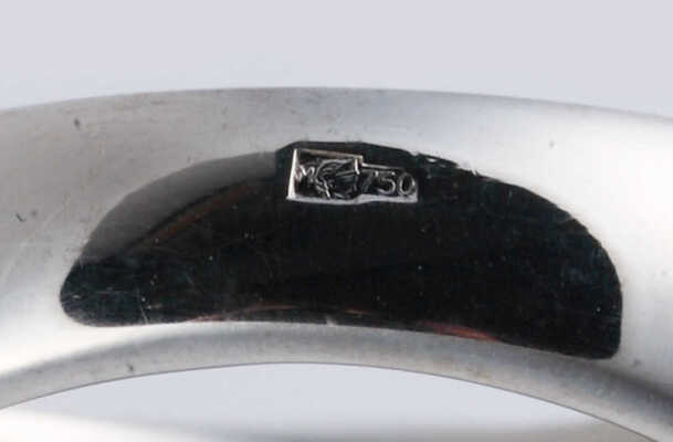 Кольцо с бриллиантами из золота 750 пробы, общим весом  13,05 грамма